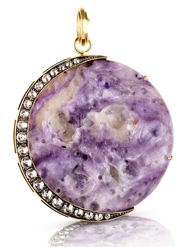hand carved Sylva and Cie agate pendant