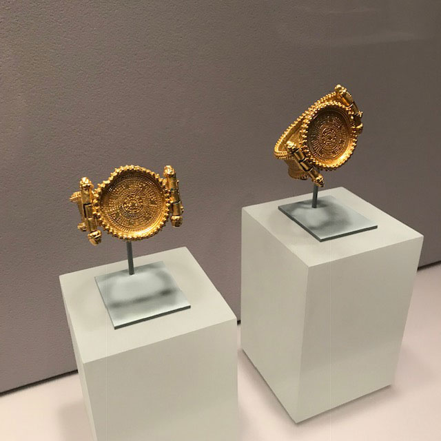 Met jewelry exhibit Byzantine bracelets