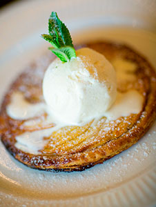 Tarte aux pommes with ice cream