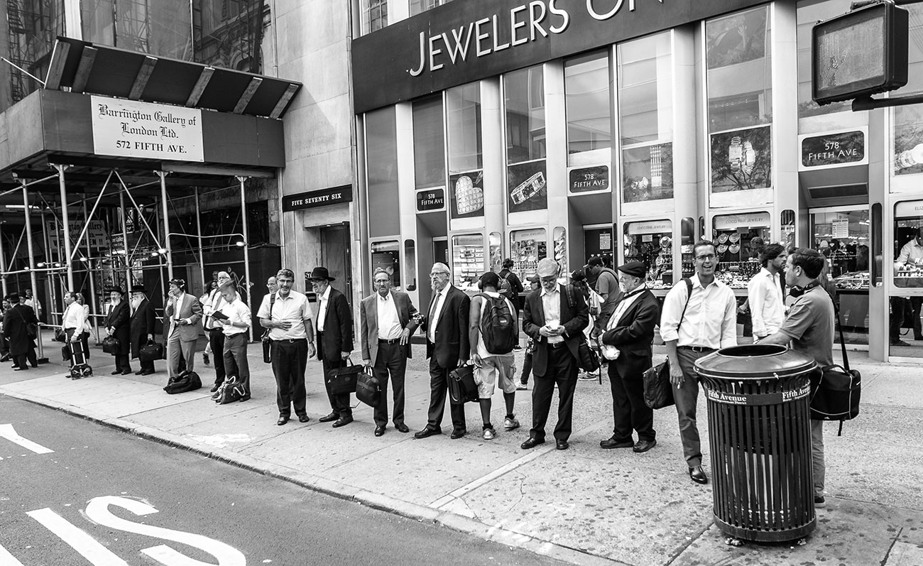 2016 diamond district workers waiting for bus