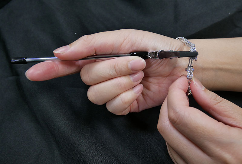 the bracelet helper